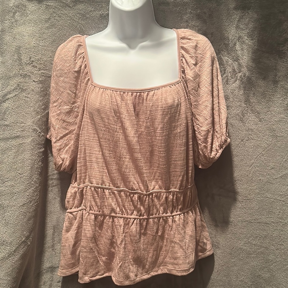 Flowy top with elastic waist.